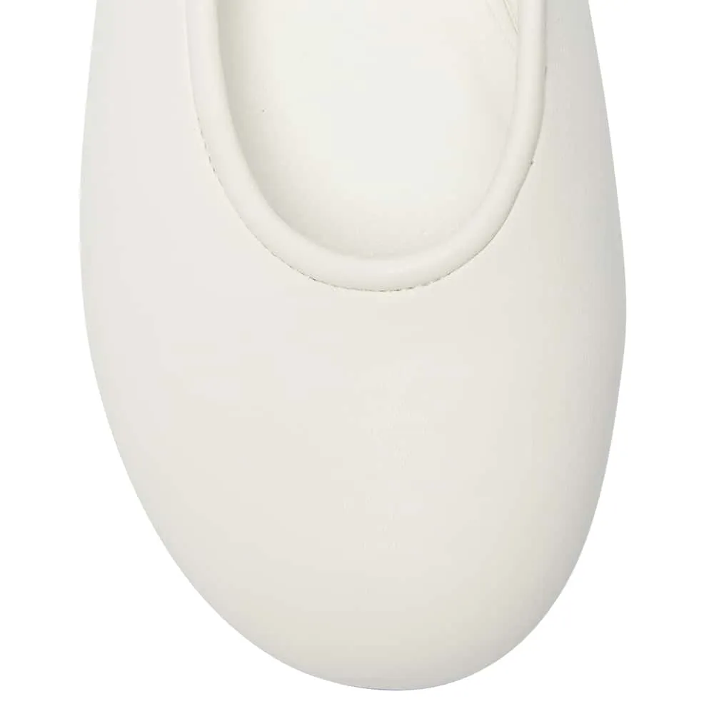 Frisco Flat in White Smooth