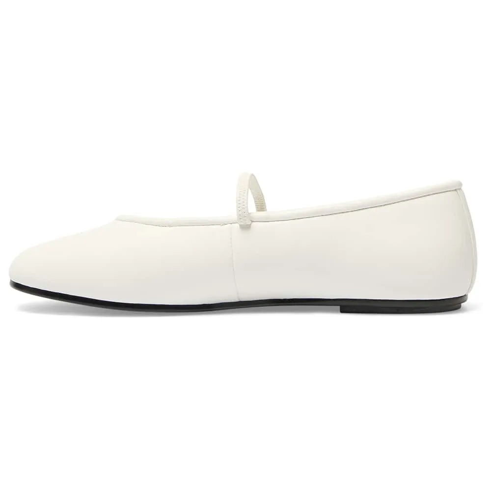 Frisco Flat in White Smooth