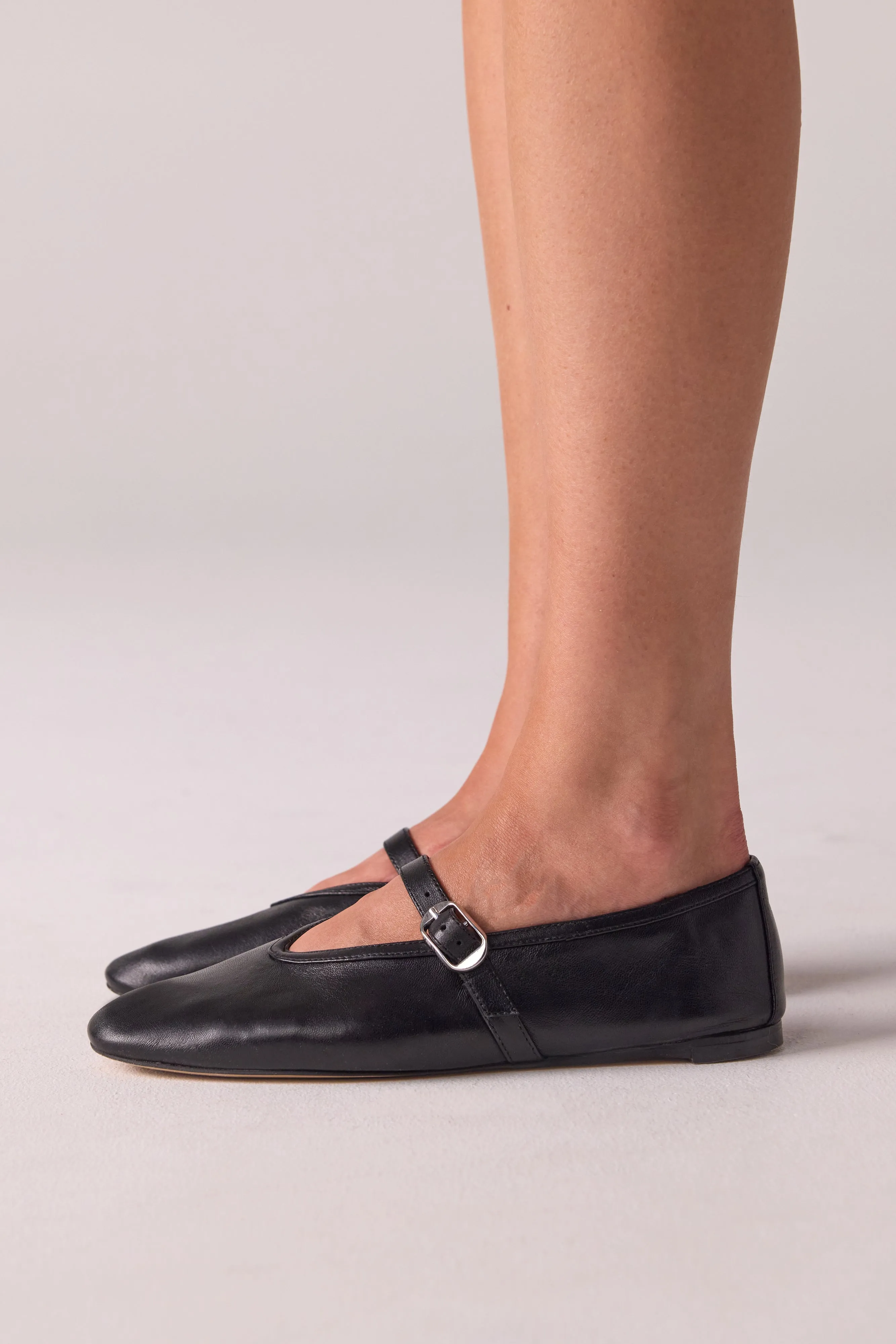 Lova Black Leather