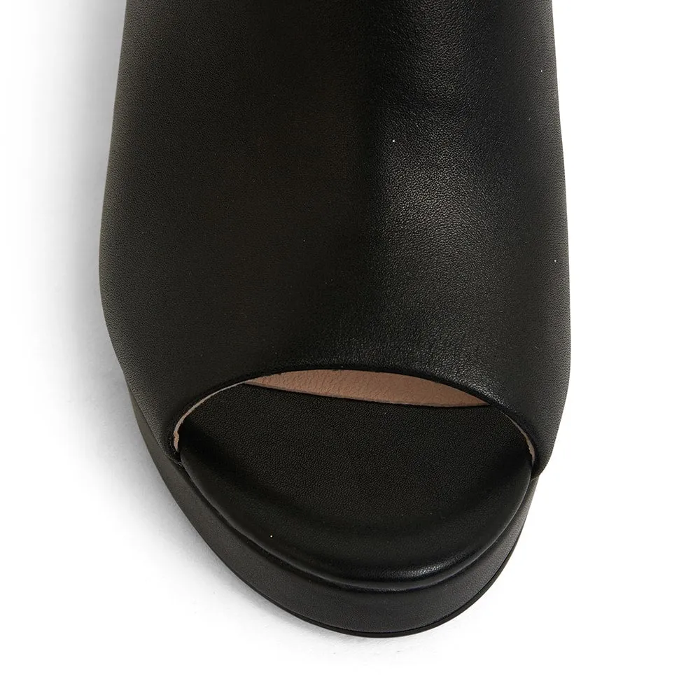 Plaza Heel in Black Leather