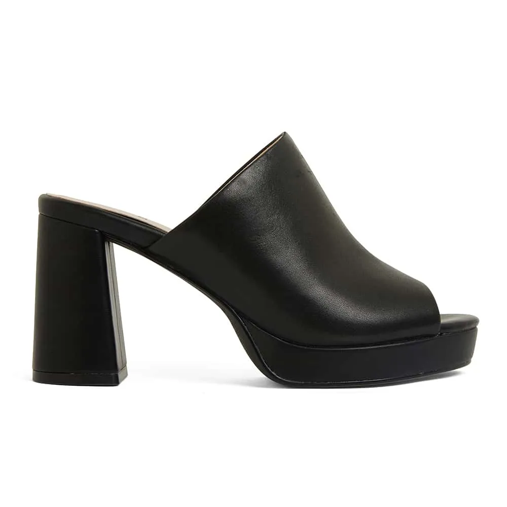 Plaza Heel in Black Leather