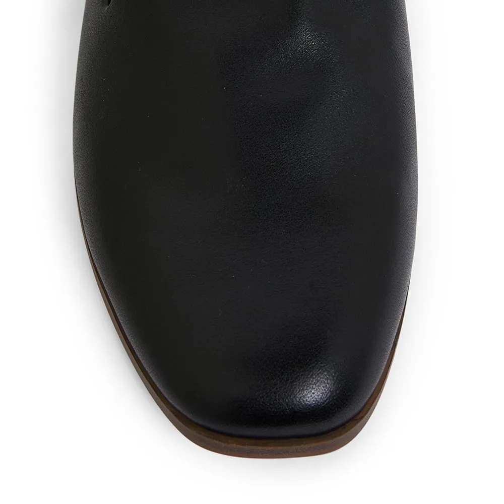 Rexton Flat in Black Leather