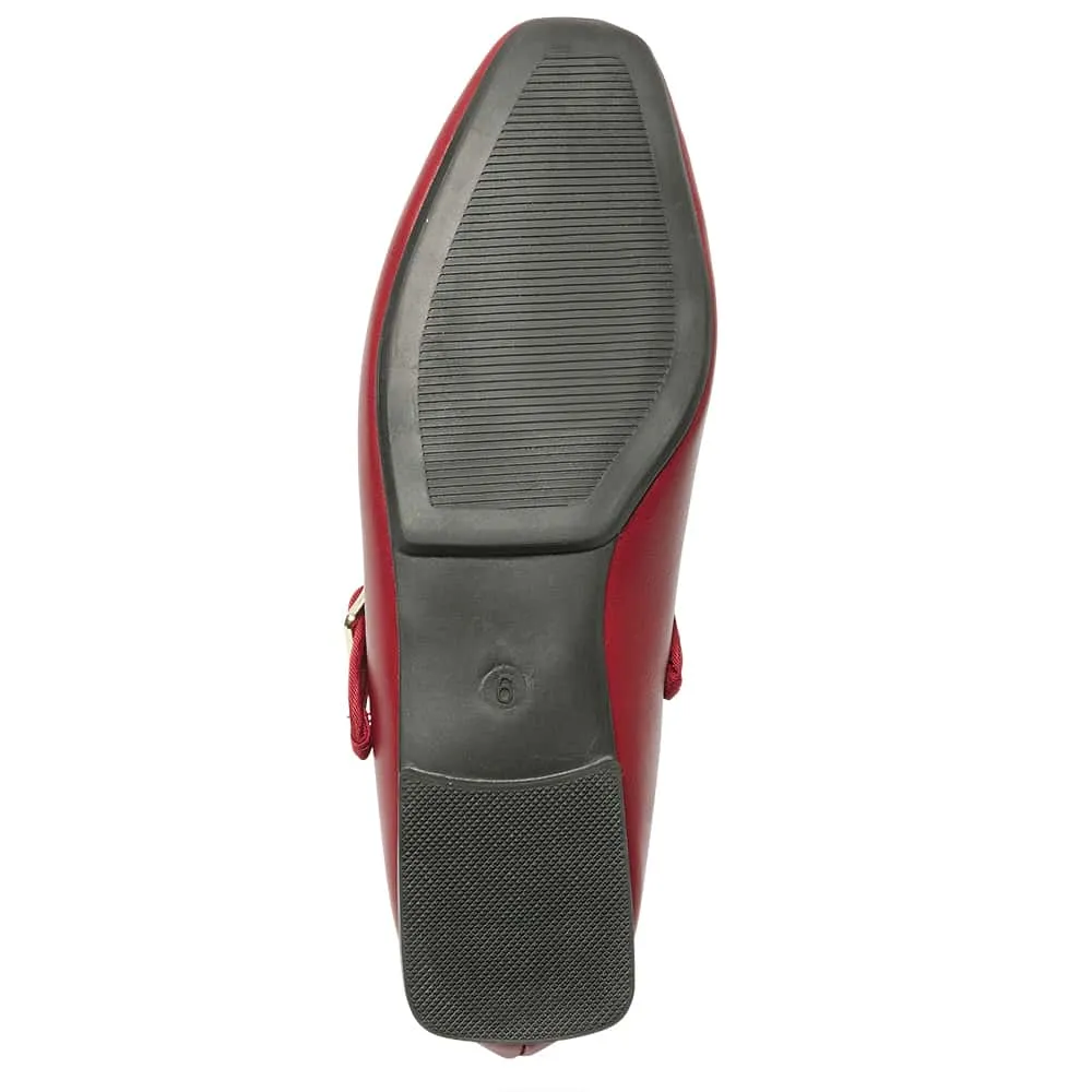 Romy Flat in Red Smooth