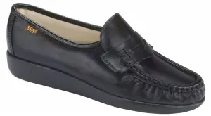 Women's Classic Slip On Loafer - Wide In Black
